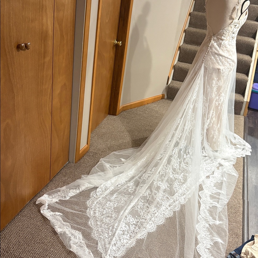 Stunning lace wedding dress - Picture 8 of 10